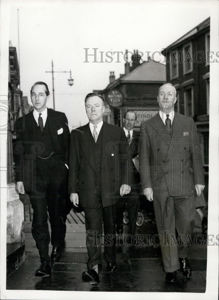 1957 Press Photo Murder Trial Of Dr. John Bodkin Adams With Det Hannam - Historic Images