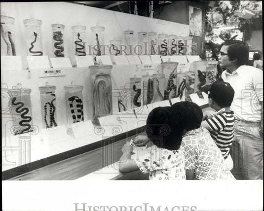 1974 Press Photo A Snake Show In A Tokyo Department Store - Historic Images