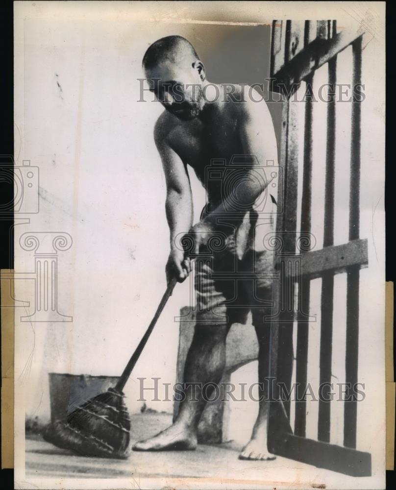 1945 Press Photo Major General Saitu at his cell as a suspected war criminal - Historic Images