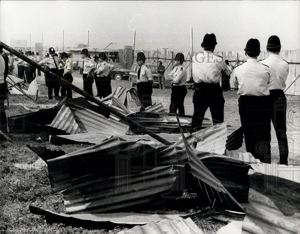 1970 Press Photo Police stand by broken barriers at Pop festival - Historic Images