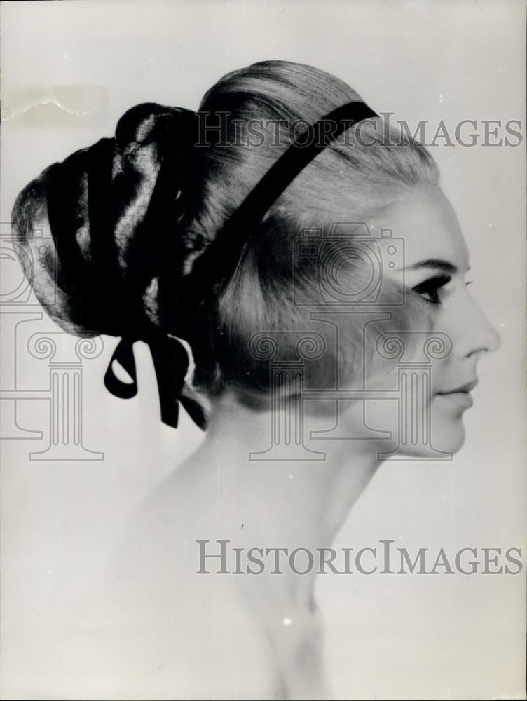 1963 Press Photo &quot;Athena&quot; hair-style designed by Claude - Simon - Historic Images