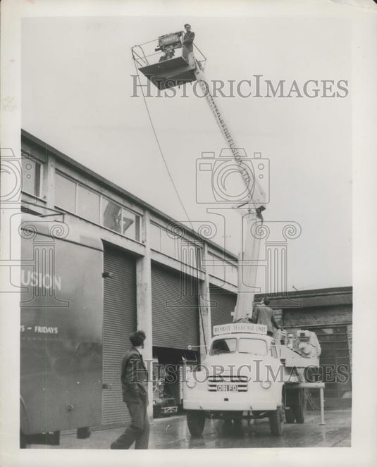 1956 Press Photo The hydraulic platform for TV action filming - Historic Images