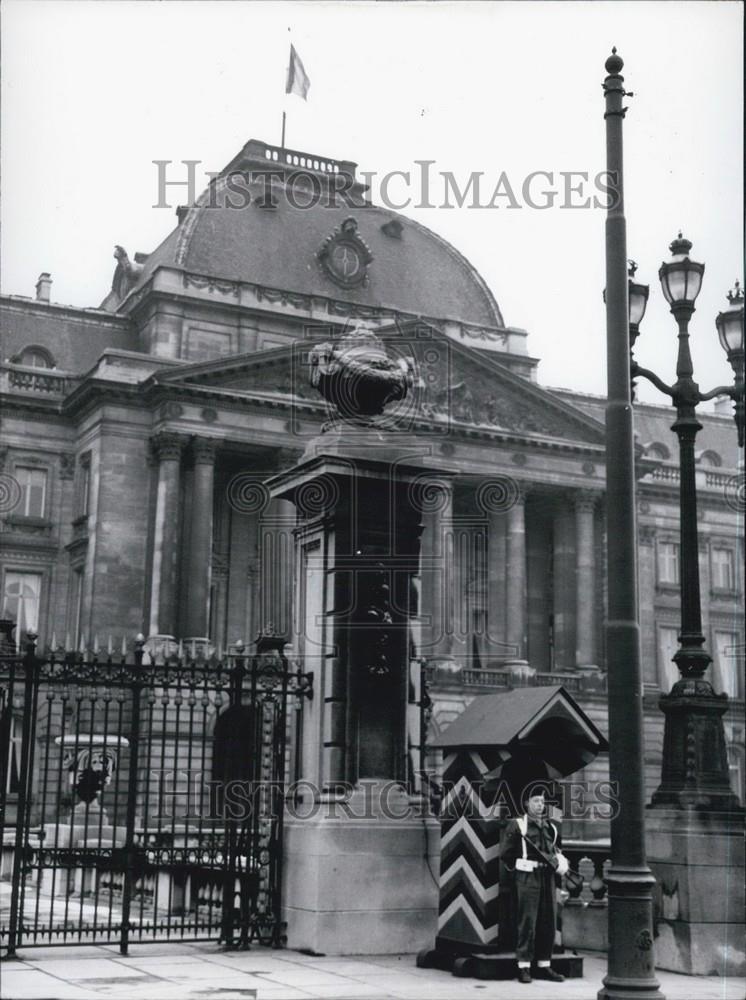 Press Photo Young soldiers standing outside a Building - Historic Images