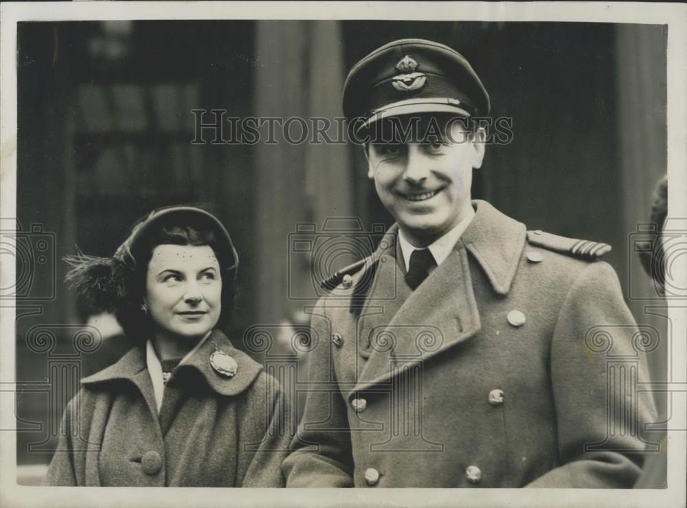 1953 Press Photo Neville Duke receives his C.B.E. Sauadron Leader - Historic Images