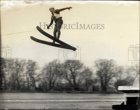 1965 Press Photo Jeannette Stewart-Wood on waterskis - Historic Images