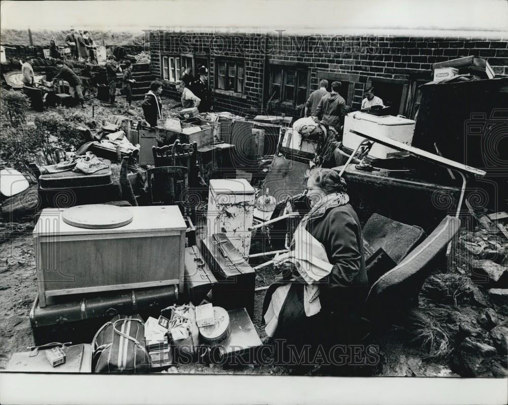 1964 Press Photo People Removing Furniture From Flooded Homes Lancashire - Historic Images