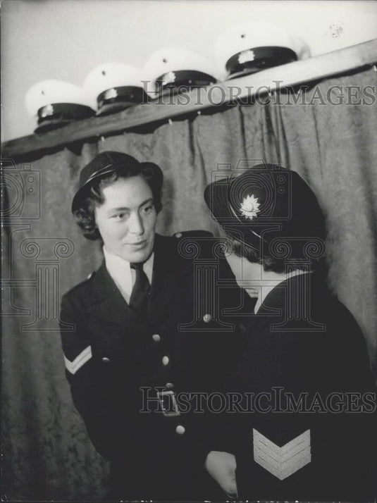1956 Press Photo Hamburg's Police-women got new nice caps - Historic Images