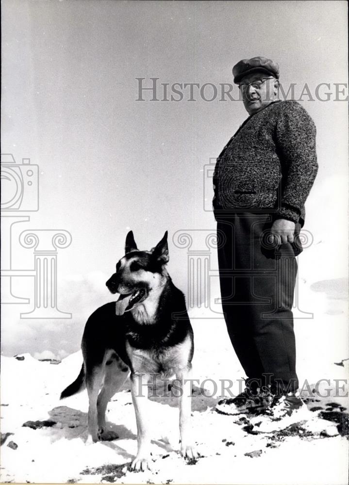 1964 Press Photo Rescuer and dog at Air crash near Innsbruck - Historic Images