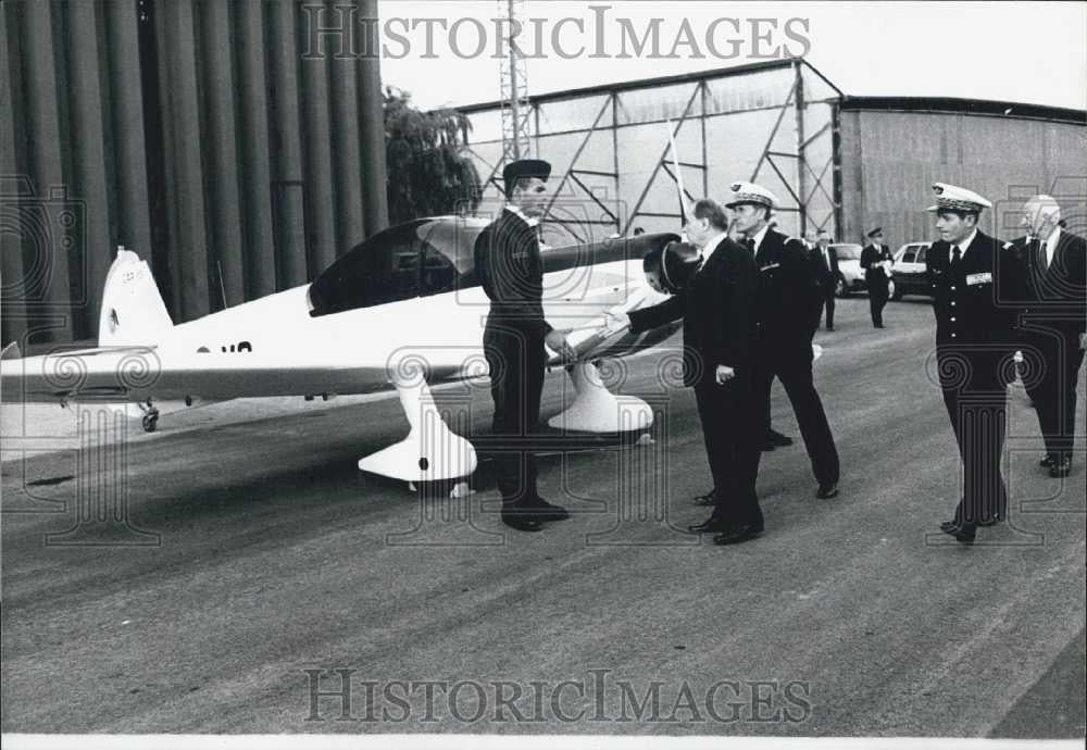 1985 Press Photo French Pres. Mitterrand at French Air force school - Historic Images