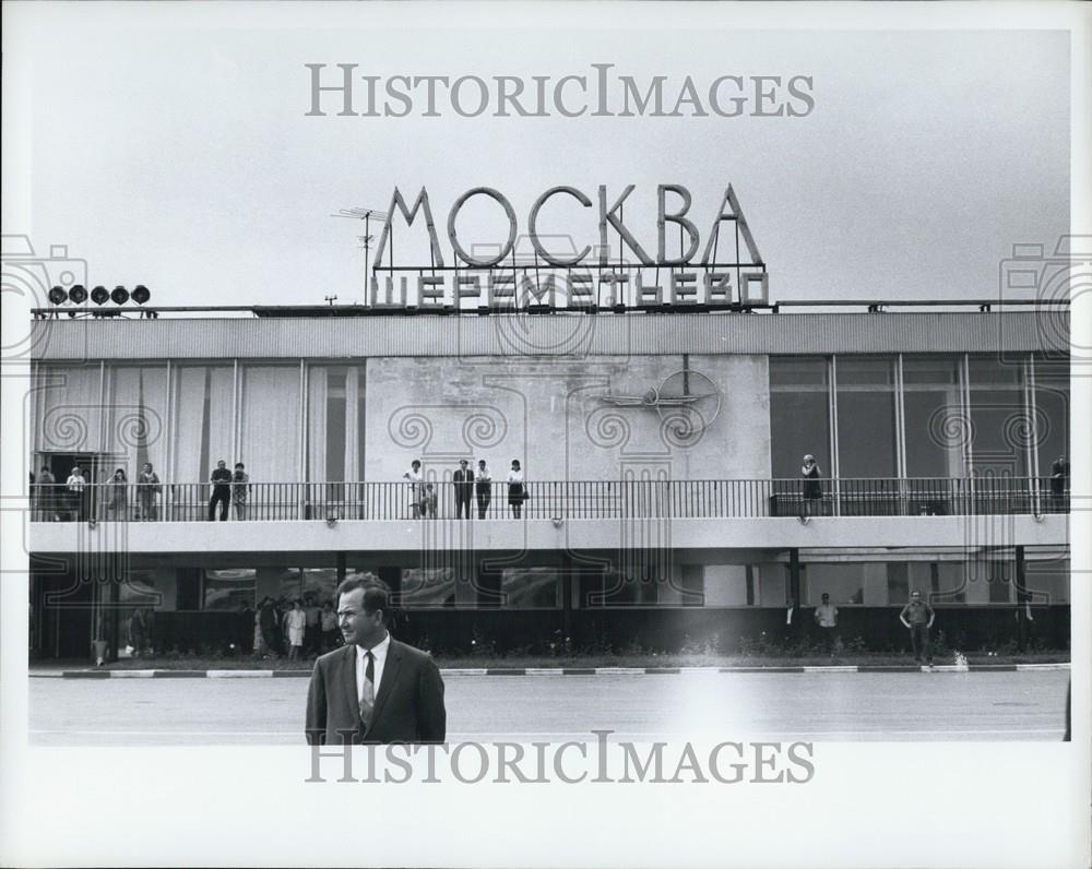 Press Photo People Standing On The Balcony Of a Building - Historic Images