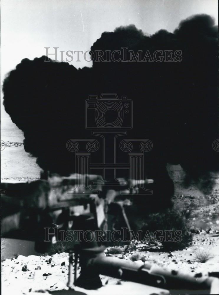 Press Photo A Huge Black Cloud Of Smoke - Historic Images