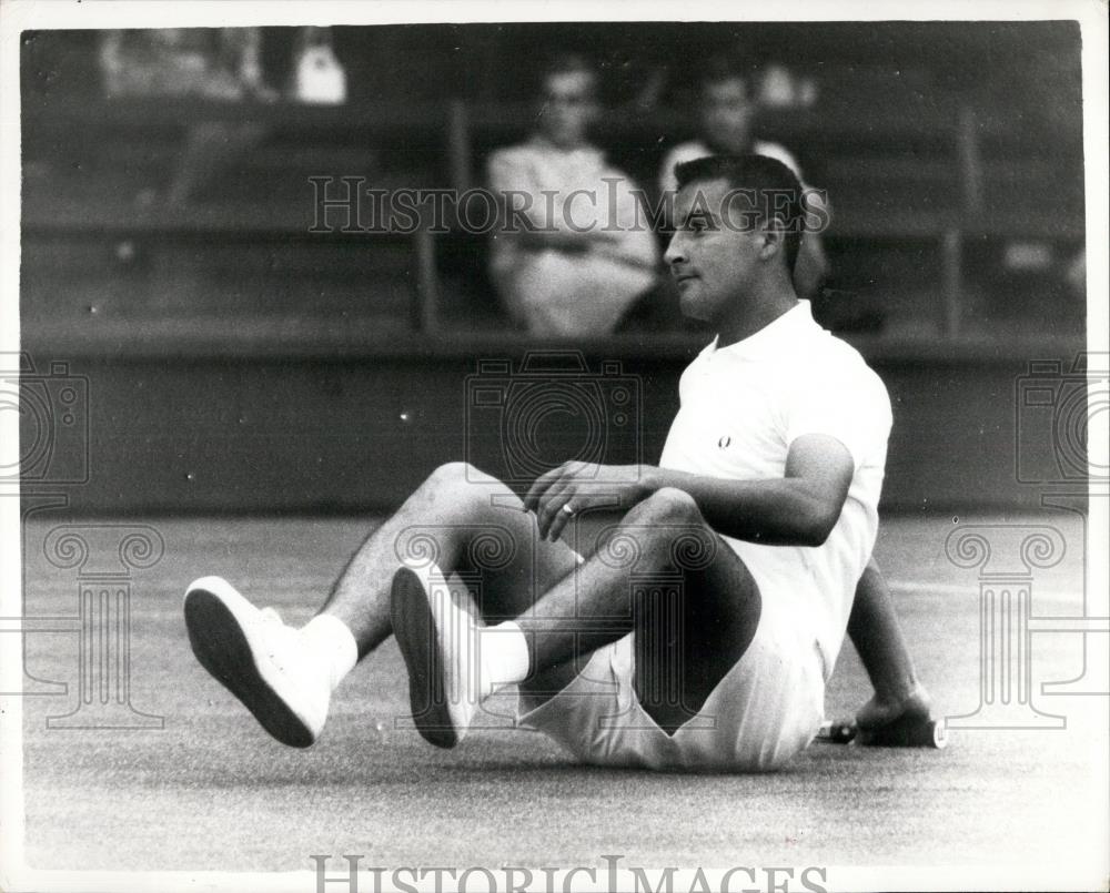 1961 Press Photo R. Hernando (U.S.A.) slips at Wimbledon Championships - Historic Images