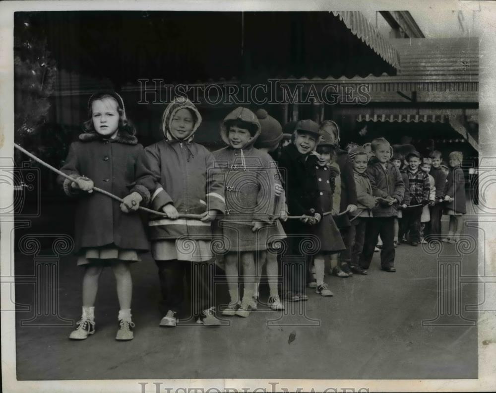 1956 Press Photo Teacher Joseph Vecchio and students at the downtown stores - Historic Images