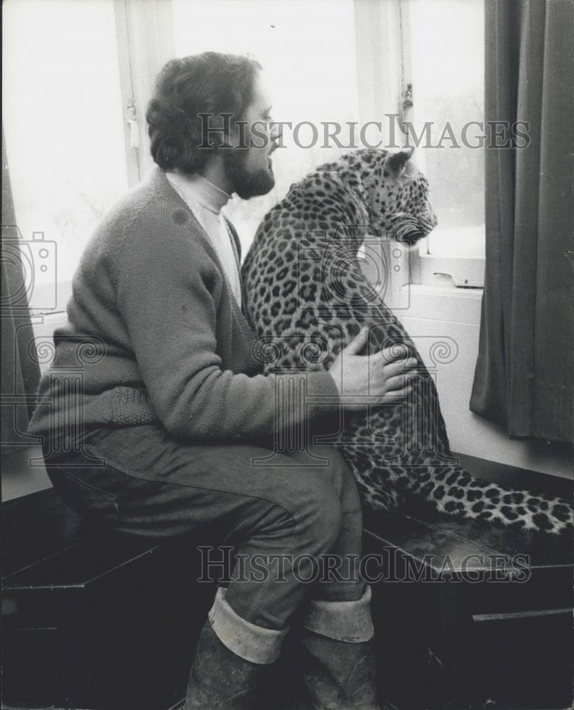 Press Photo Martin Lacey and his leopard Magpe - Historic Images