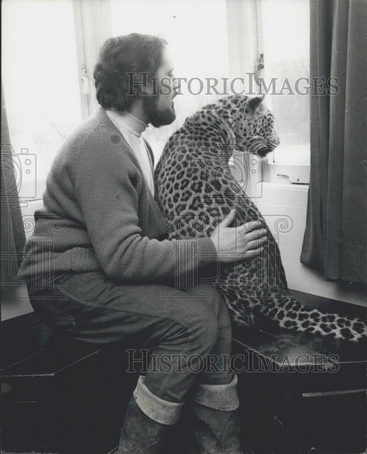 Press Photo Martin Lacey and his leopard Magpe - Historic Images