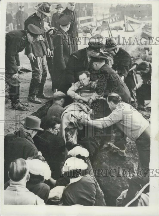 1959 Press Photo Reginald Graham,leg amputated to rescue from collapse - Historic Images