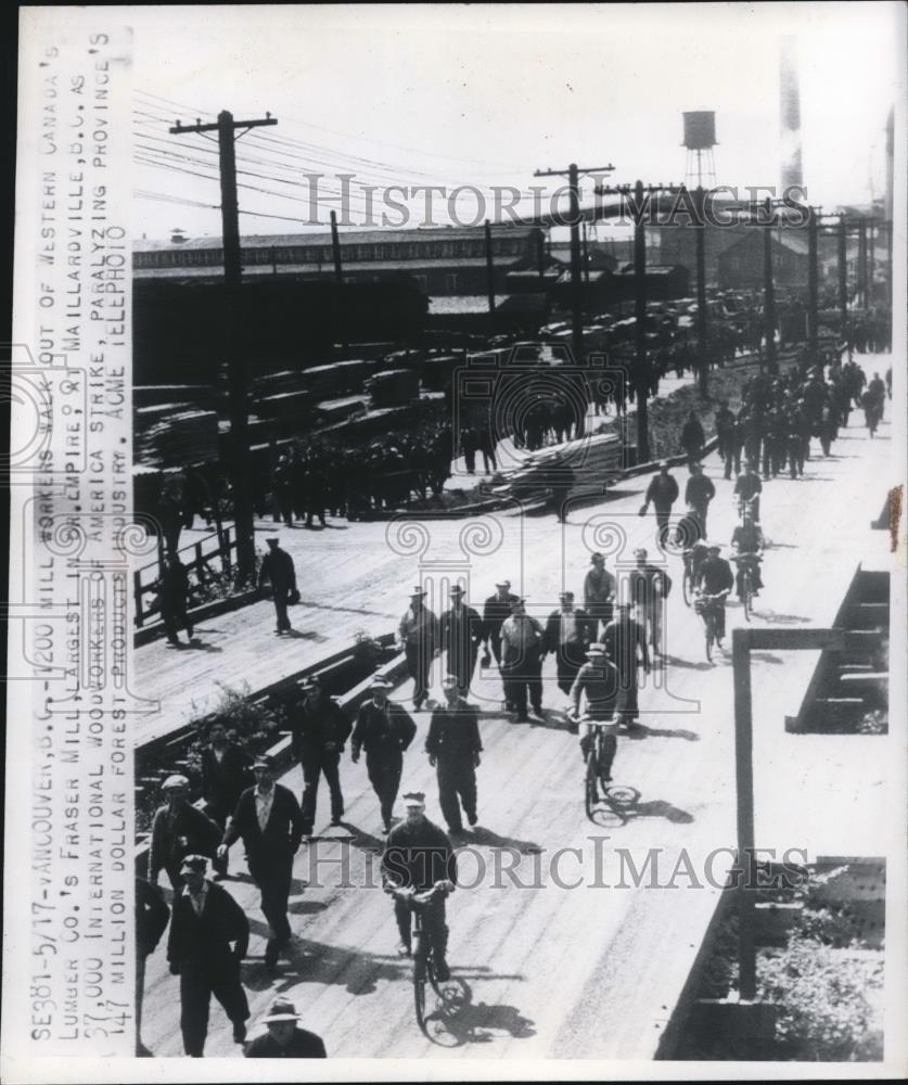 1946 Press Photo 1200 Mill workers walk out of Western Canada&#39;s Lumber Co.&#39;s - Historic Images