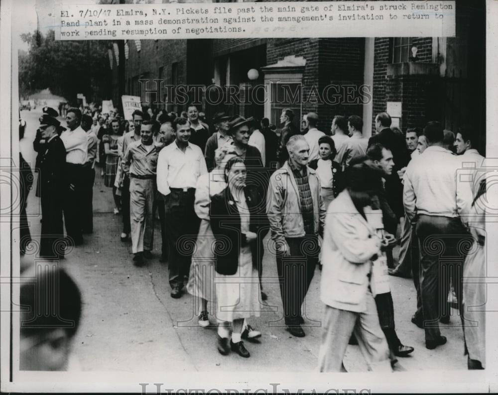 1947 Press Photo Picket file past gate of Elmira&#39;s struck Remington Rand plant - Historic Images