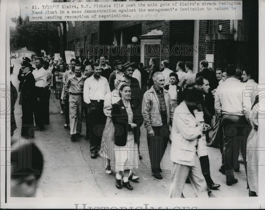 1947 Press Photo Picket file past gate of Elmira's struck Remington Rand plant - Historic Images