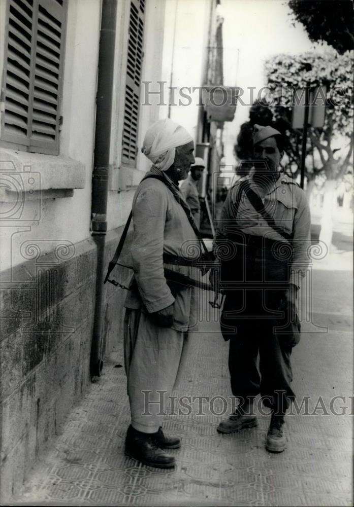 Press Photo native veteran carrying a machine gun is - Historic Images