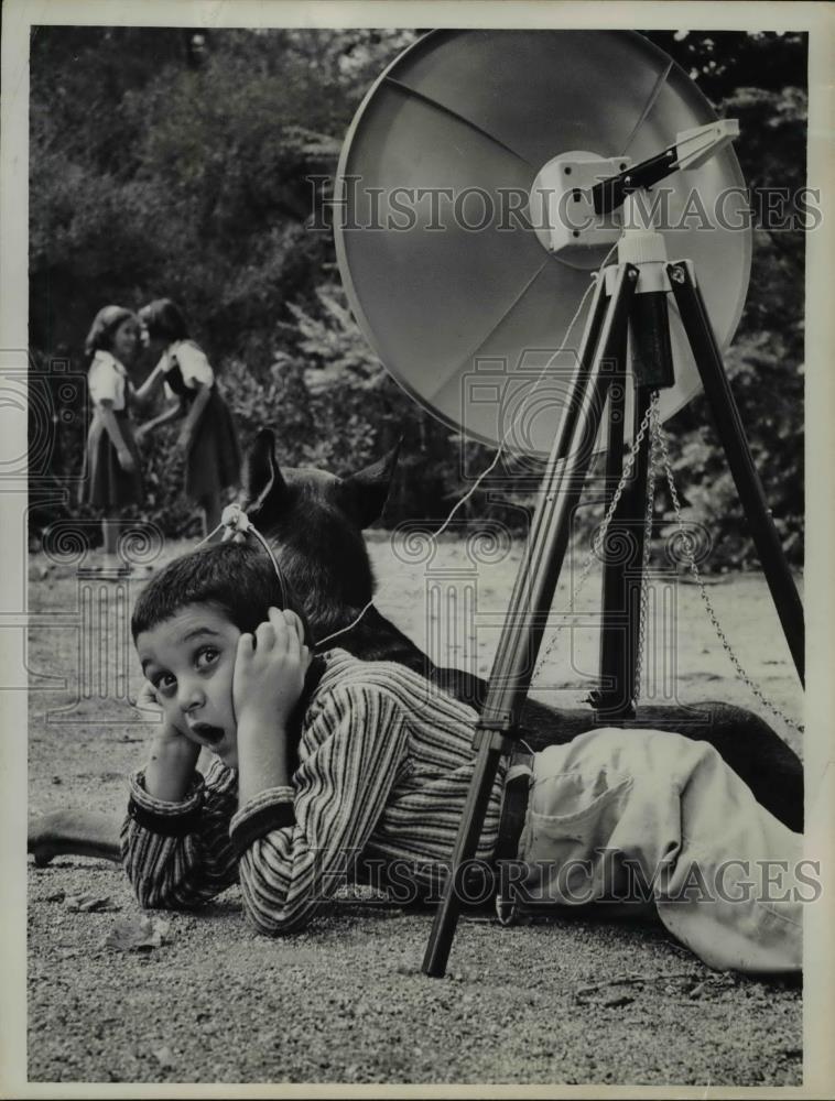 1962 Press Photo Stephen Gray listening to a distance conversation - Historic Images