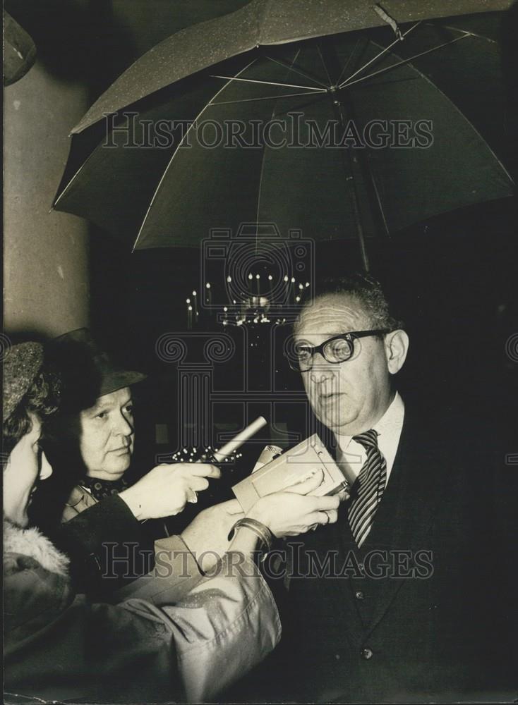 1982 Press Photo Henry Kissinger Leaves Elysee Palace - Historic Images