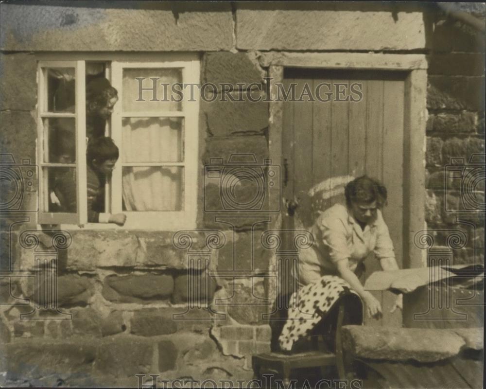 1968 Press Photo Food for the Besieged Gunman - Historic Images