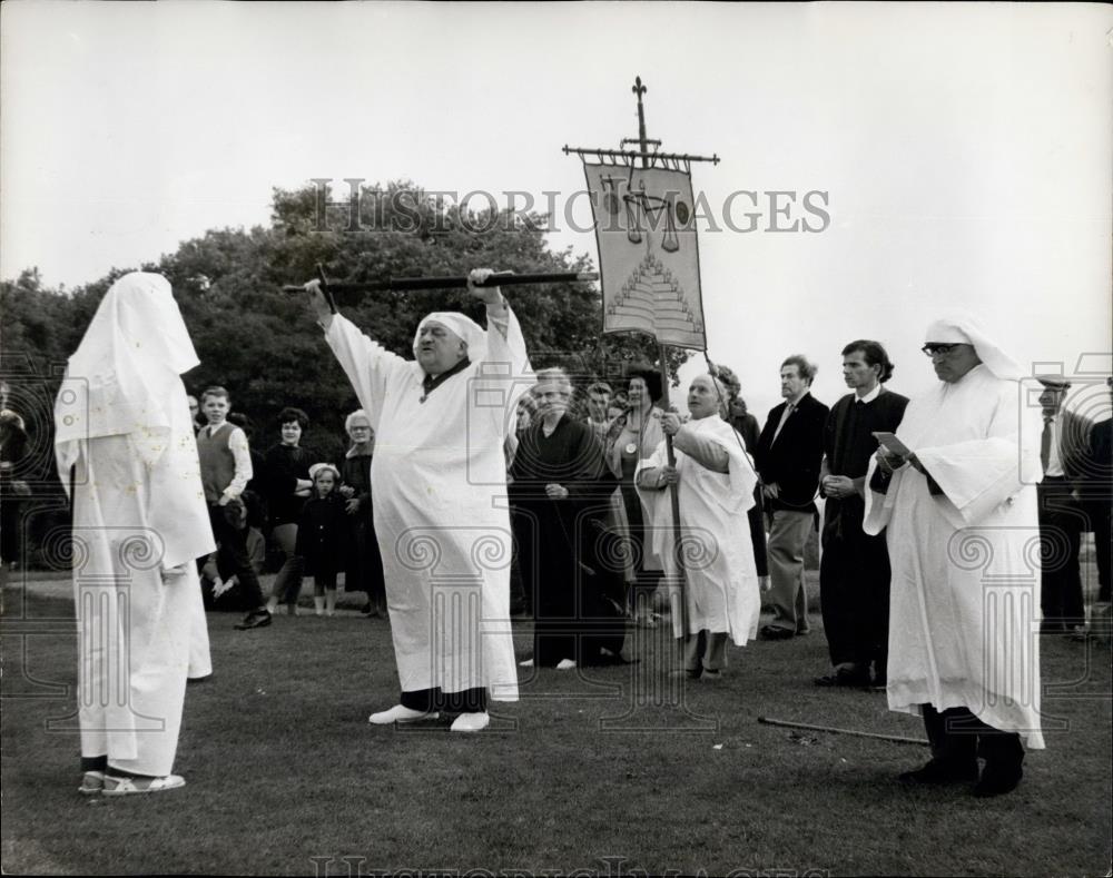 1962 Press Photo A Druid Holds Aloft A Sword During Autumnal Equinox Ceremony - Historic Images