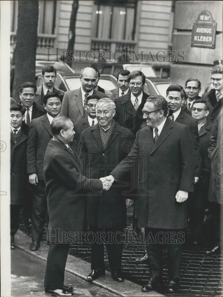 1973 Press Photo Le Duc Tho &amp; Henry Kissinger Meet in Paris - Historic Images