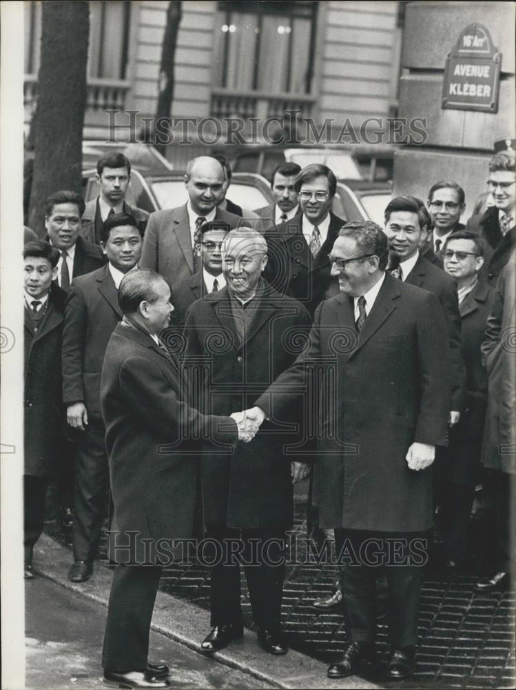 1973 Press Photo Le Duc Tho & Henry Kissinger Meet in Paris - Historic Images