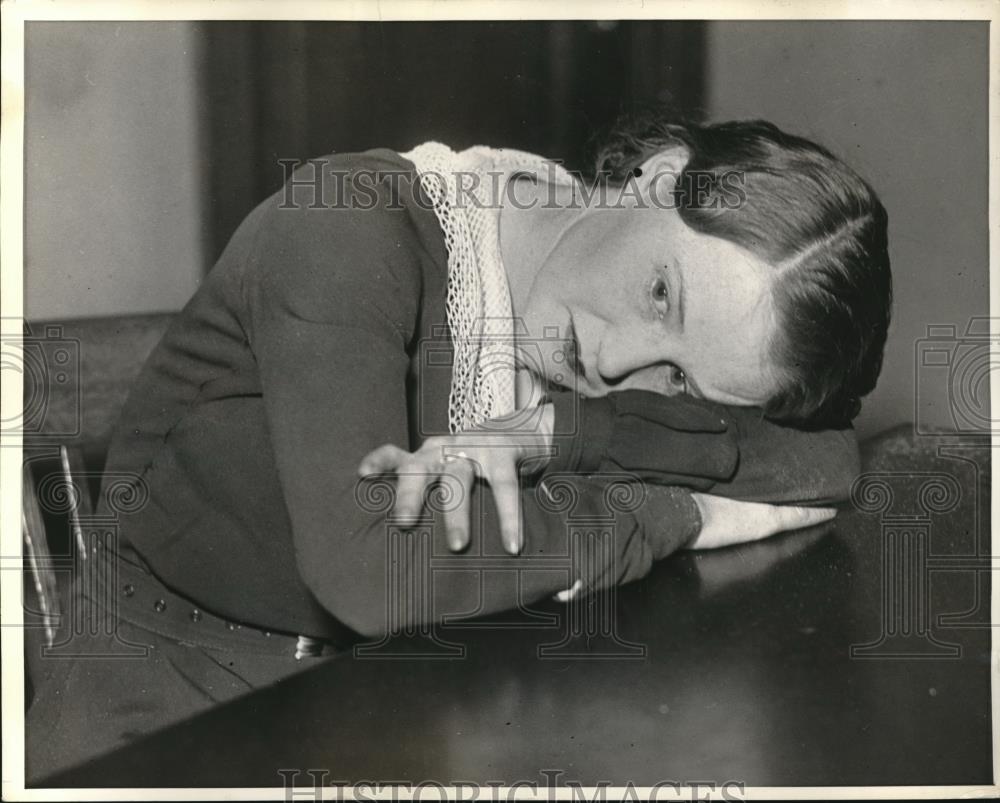 1936 Press Photo Michaline Olkowoba resting her head on the table - Historic Images