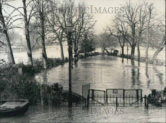 Press Photo Floods in Paris Garden Flooded on Left Bank - Historic Images