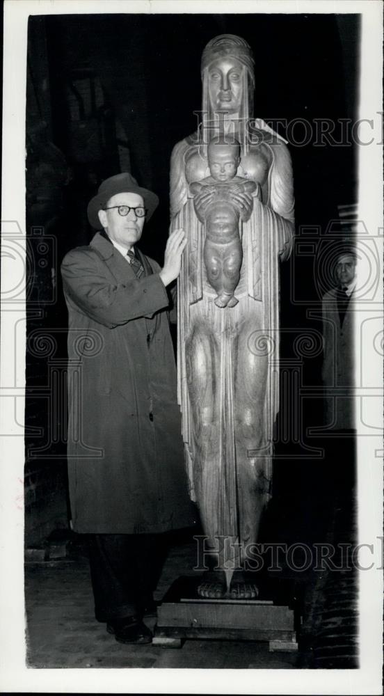 1953 Press Photo Sending In Day For Sculpture at Royal Academy - Historic Images