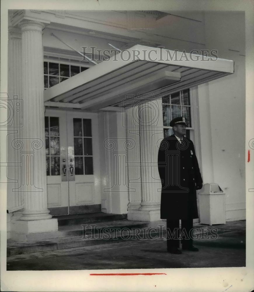 1964 Press Photo White House Policeman Martin Riordan Under Metal Canopy - Historic Images