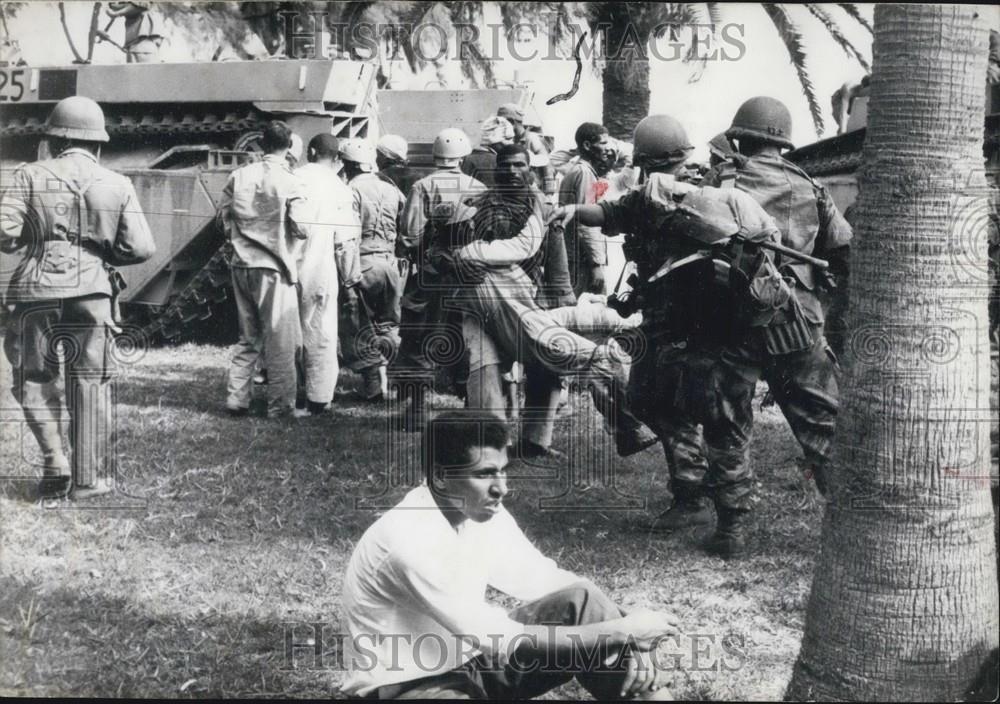 1956 Press Photo Egyptians Made Prisoner By French Troops - Historic Images