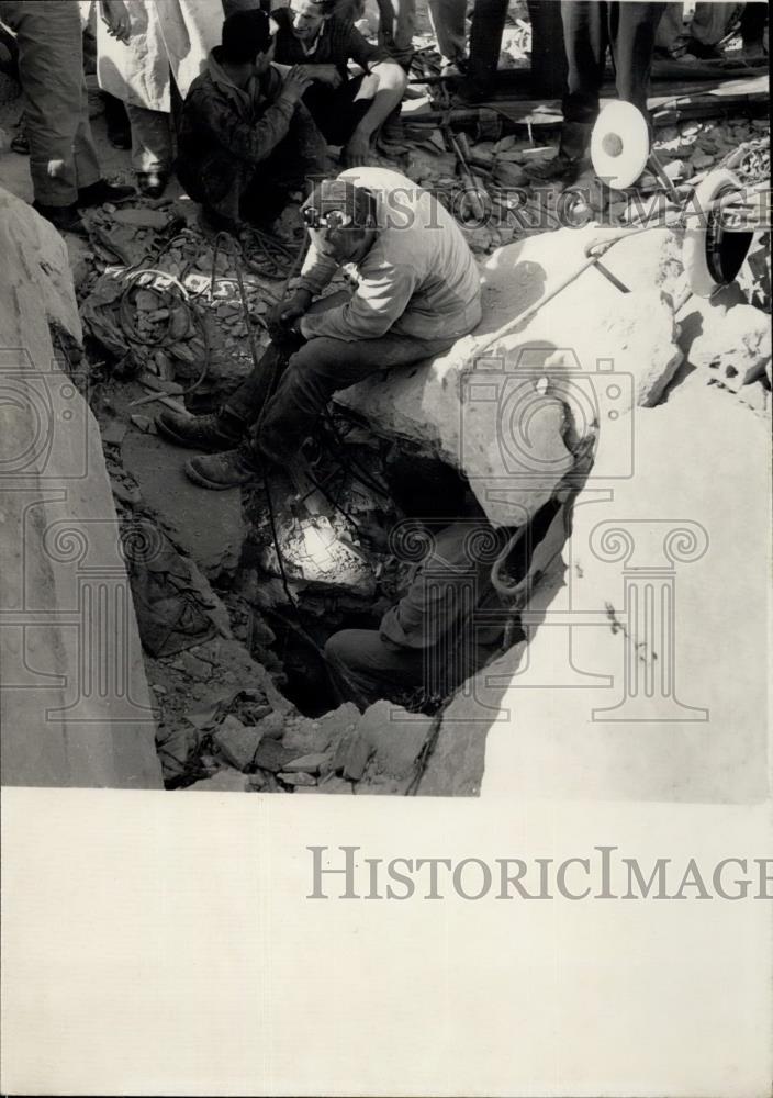 Press Photo Workers Rescuing Earthquake Victim - Historic Images