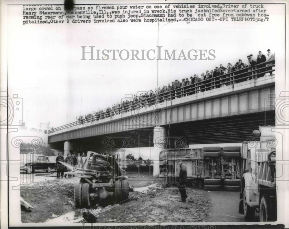 1963 Press Photo A large crowd on overpass watch as firemen pour water on one of - Historic Images