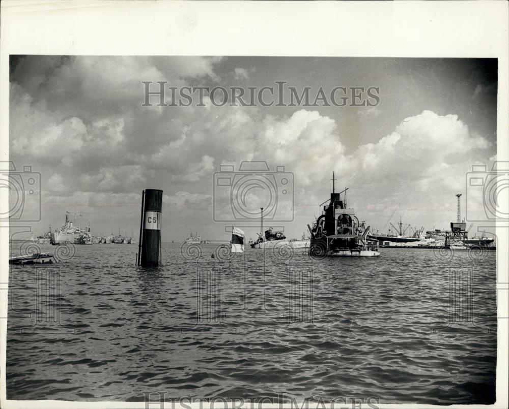 1956 Press Photo Latest scenes from Port Said. Sunken ship at Suez entrance - Historic Images