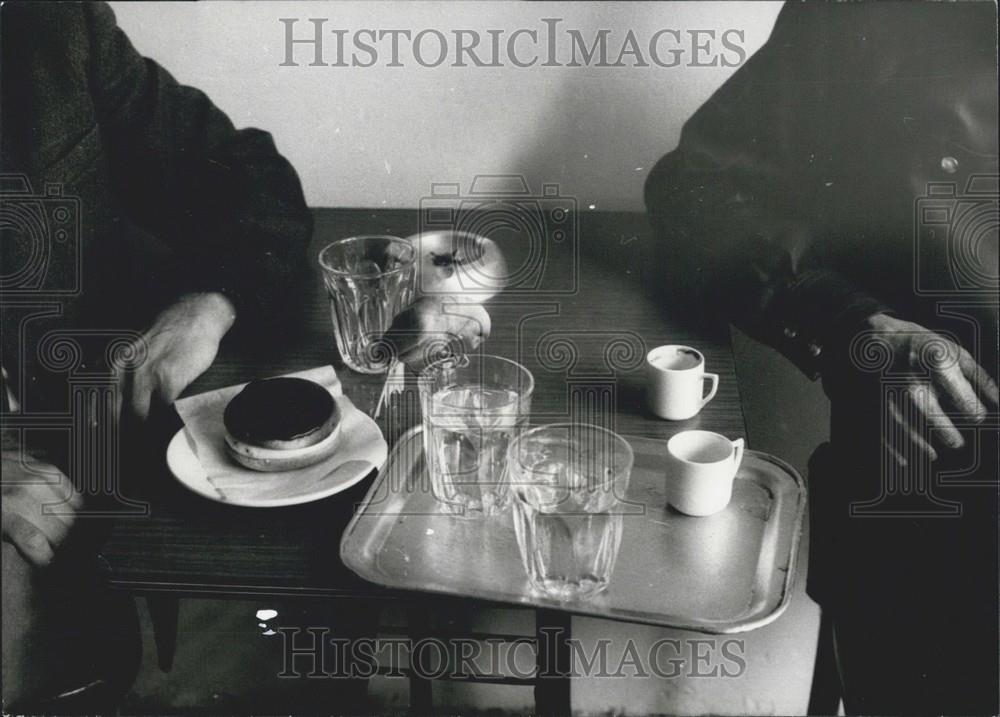 Press Photo George and his canary share food - Historic Images