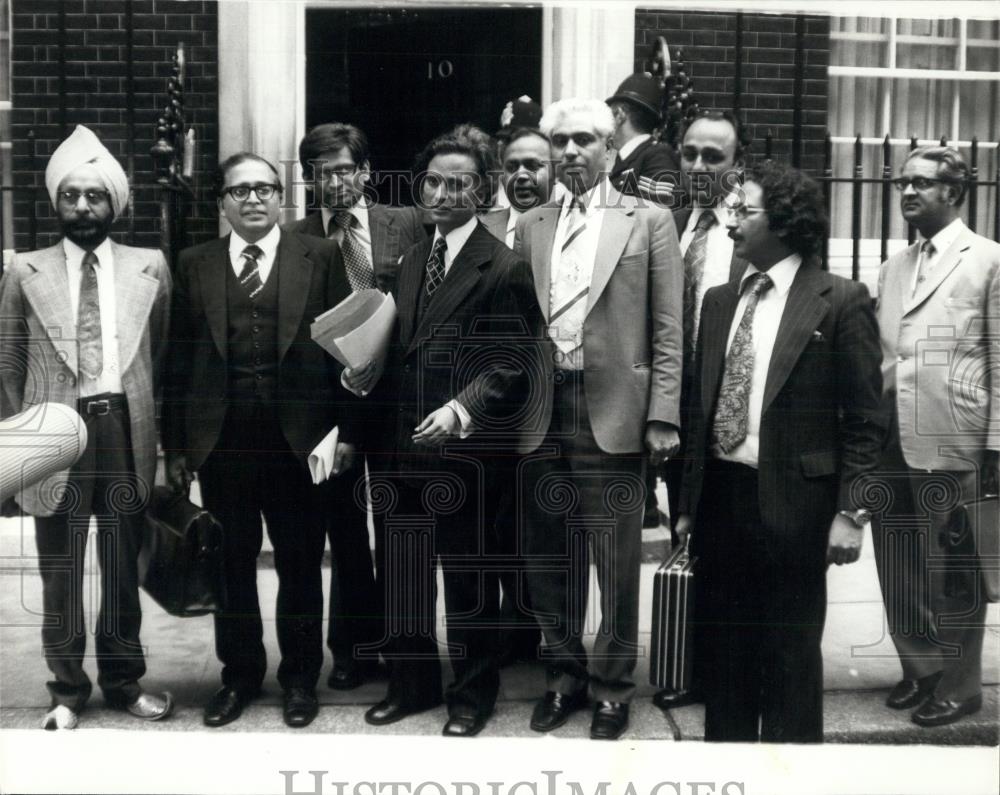 1976 Press Photo Prime Minister Talks With Members Of Asian Action Committee - Historic Images