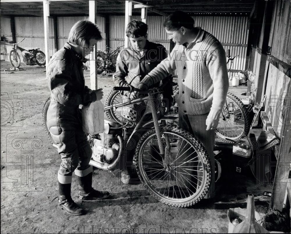 1972 Press Photo Mr. Cyril Crane with his sons Carl and Ian Harvey &amp; race bikes - Historic Images