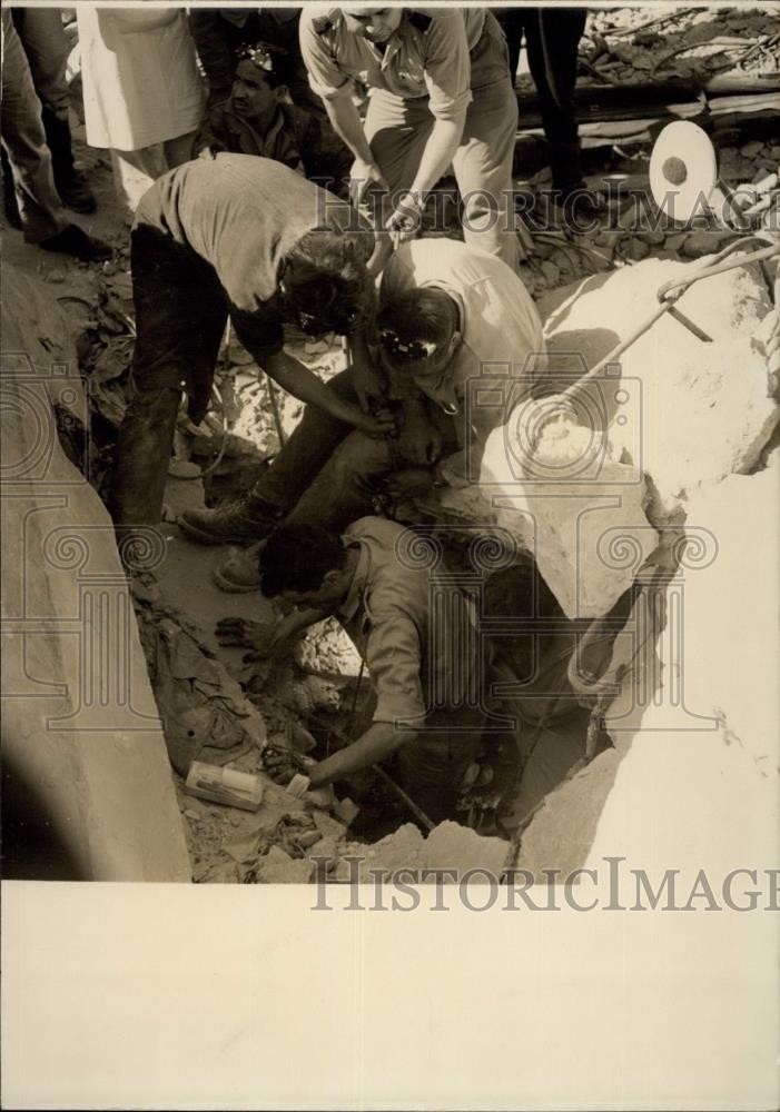 Press Photo Rescue of earthquake victim - Historic Images