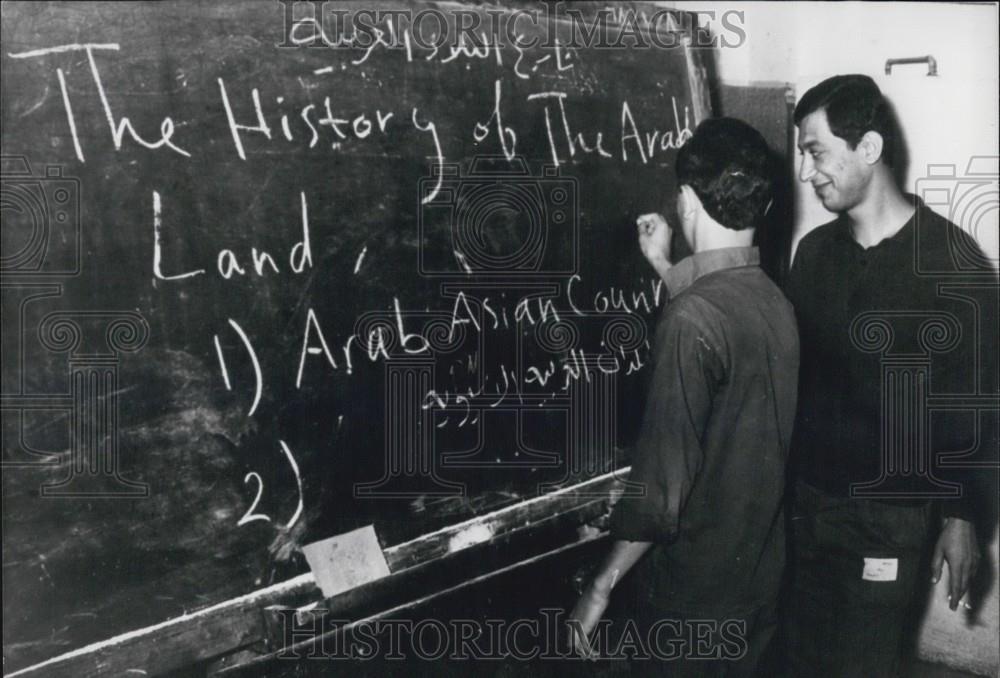 Press Photo Teacher and student at blackboard - Historic Images