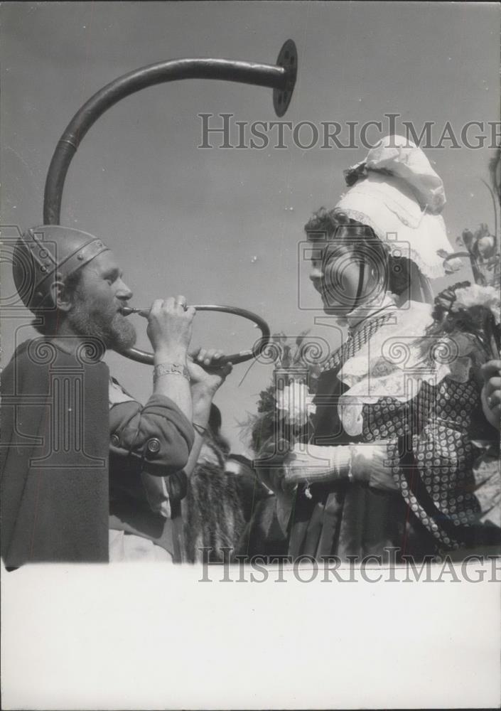 1954 Press Photo Girls From Normandy Make Friends With Vikings - Historic Images