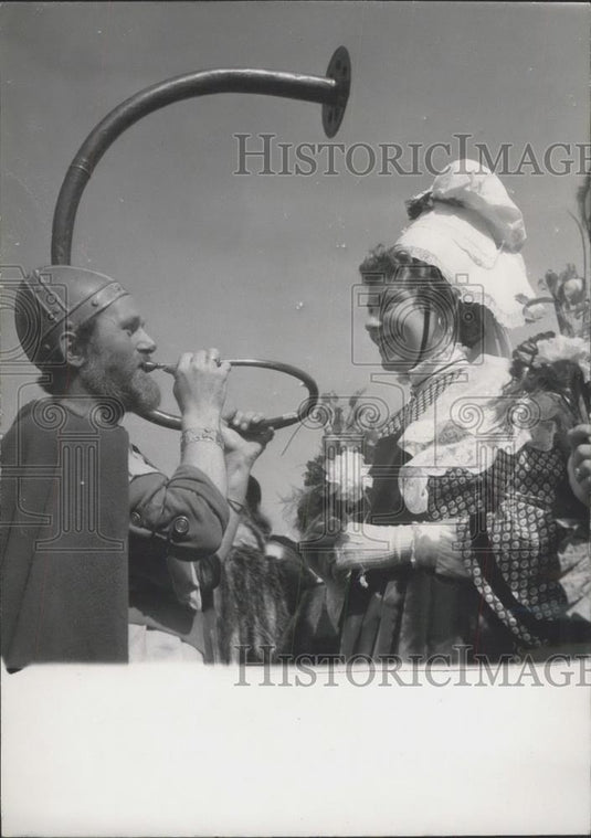 1954 Press Photo Girls From Normandy Make Friends With Vikings - Historic Images