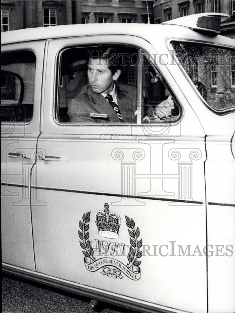 1977 Press Photo Prince Charles Drives Silver Jubilee Cab - Historic Images