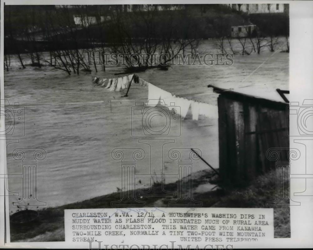 1956 Press Photo Charleston West Virginia Kanawha two mile creek flood - Historic Images