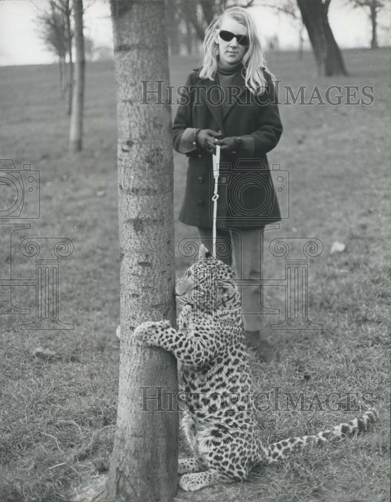 Press Photo Angela and her pet leopard - Historic Images