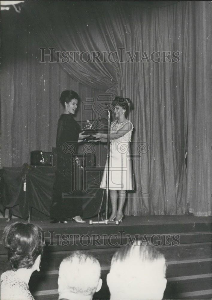 Press Photo Gina Lollobrigida Gives Prize to Danielle Gaubert at Television Fest - Historic Images