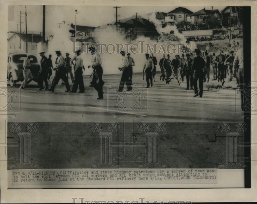 1948 Press Photo Police &amp; State Highway Patrolmen try to control the CIO strike - Historic Images